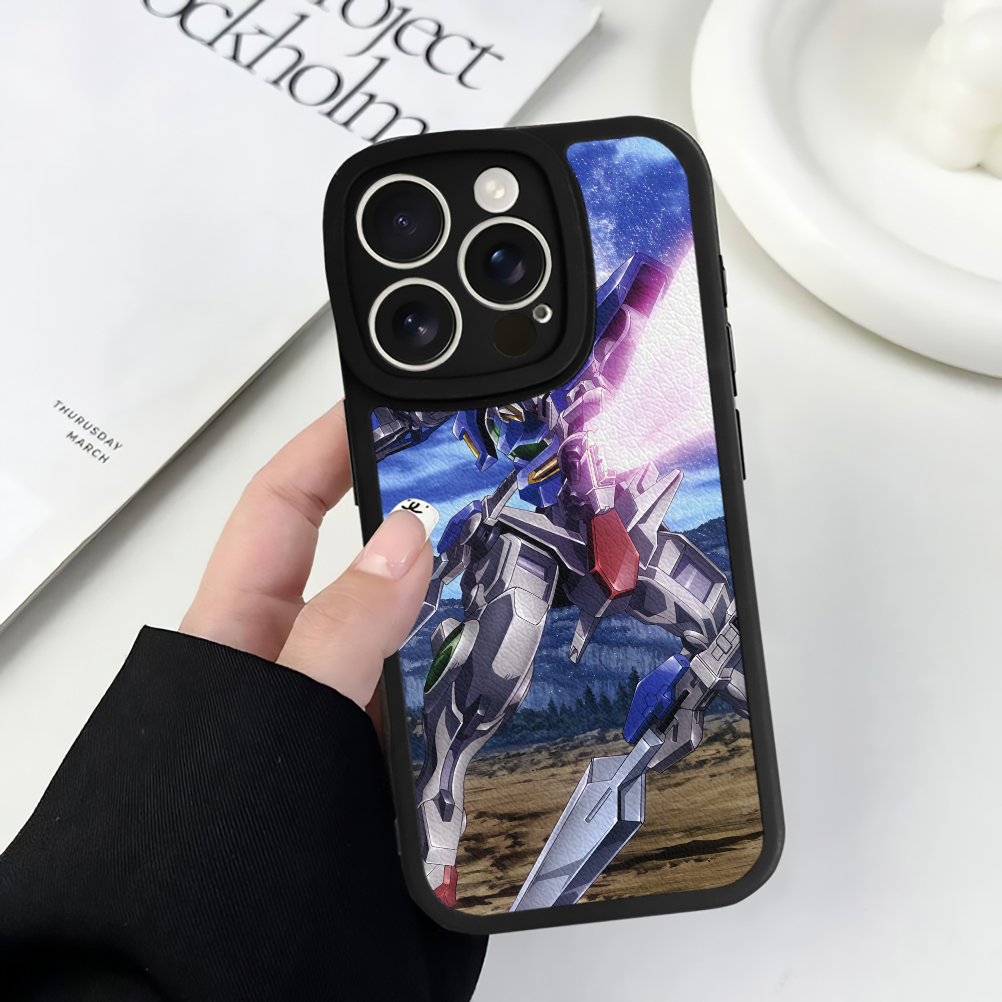 （画像用） 機動戦士ガンダム Mobile Suit Gundam 【iPhone 16シリーズ対応】シリコンスマホケース（レザー調） 材質：シリコン